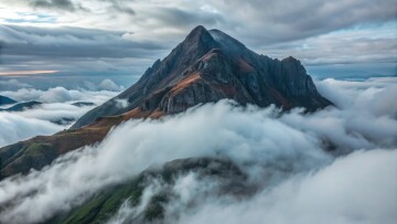 mountain-peak-shrouded-clouds92f031cbd40a6ca1.jpg